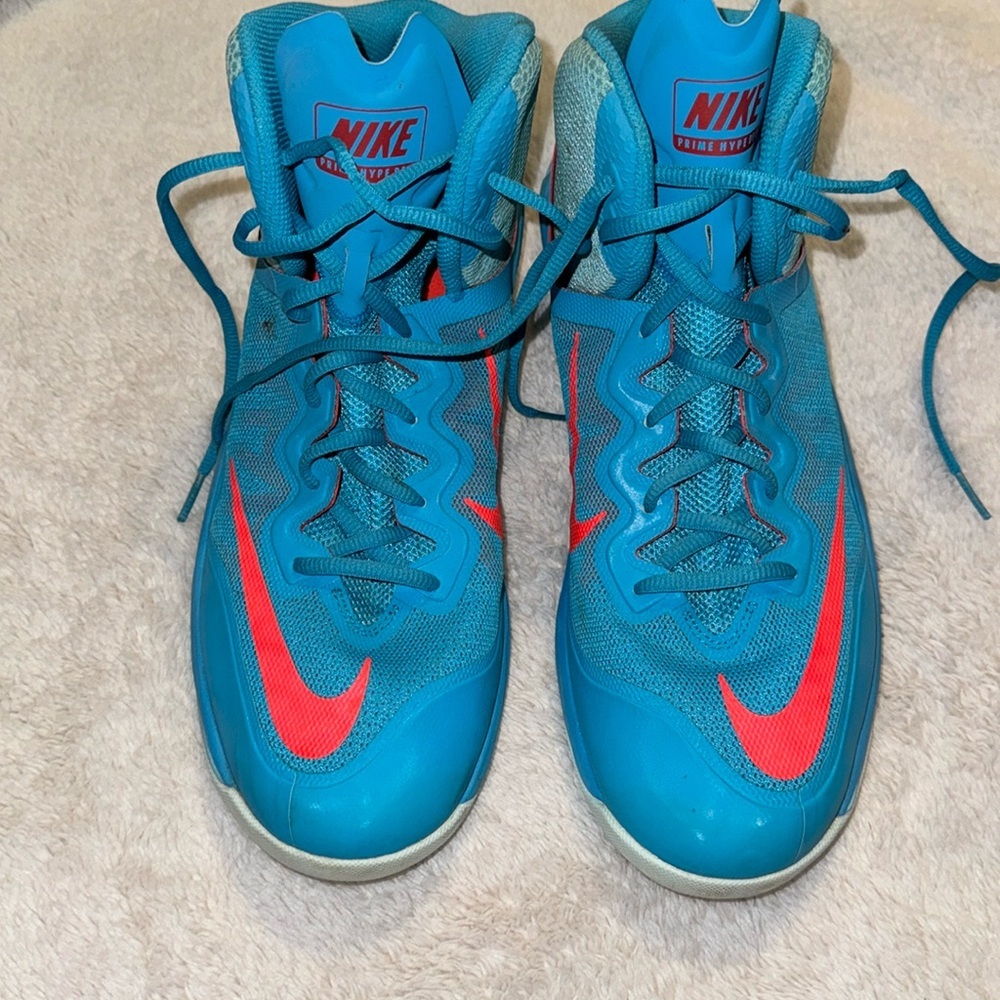 Nike Men's Bright Teal Athletic Shoes with Red Swoosh